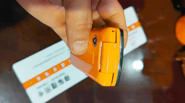 主打创意LED灯光带,这款老旧联想翻盖手机,时尚造型十年不落伍