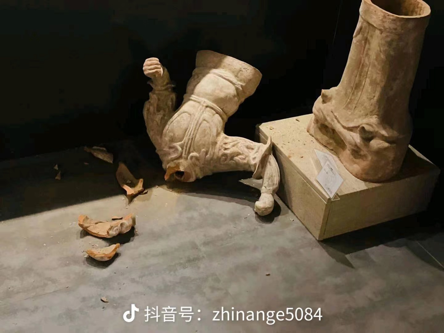 12岁男孩触碰博物馆展品致摔碎 馆方：展品购入价20多万 赔偿事宜正调解