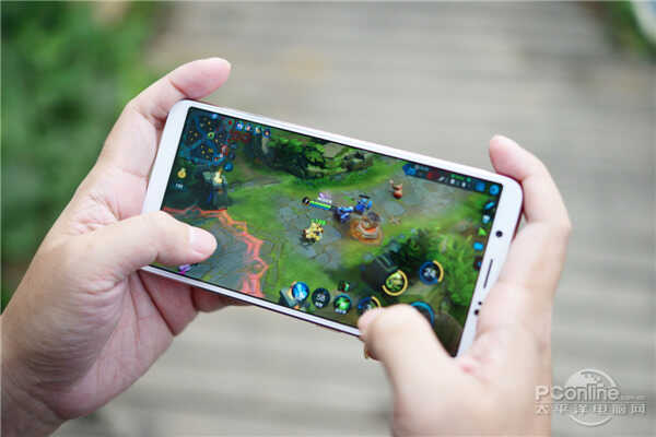 vivo Y79手机怎么样？2400万柔光自拍照亮你的美