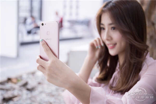 vivo Y79手机怎么样？2400万柔光自拍照亮你的美