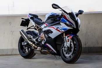 宝马发布2022款S1000RR，新款车采用了更多M版配置