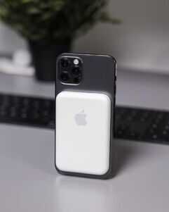 使用MagSafe外接电池注意事项：按电源键时，请握紧你的iPhone