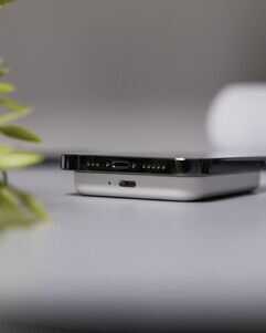 使用MagSafe外接电池注意事项：按电源键时，请握紧你的iPhone