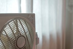 电风扇转得慢无力是什么原因（找到原因，自己就能解决）