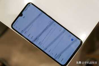 OLED屏被戏称为“瞎眼屏”?这样设置手机会更护眼