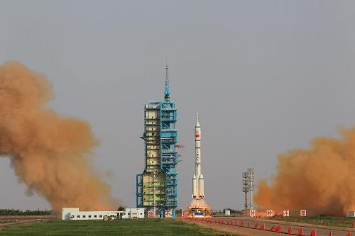 百年瞬间丨神舟九号飞船发射成功