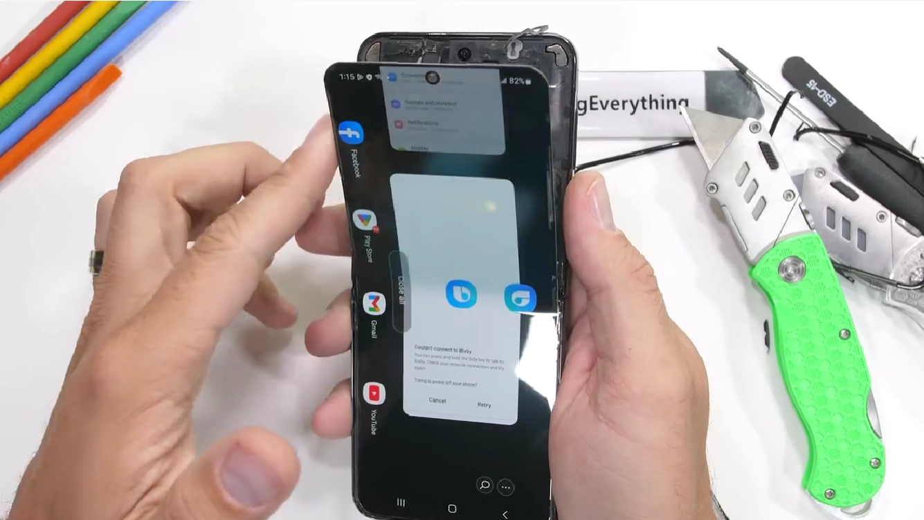 经历暴力测试后，三星 Galaxy Z Flip4 折叠屏手机被拆解